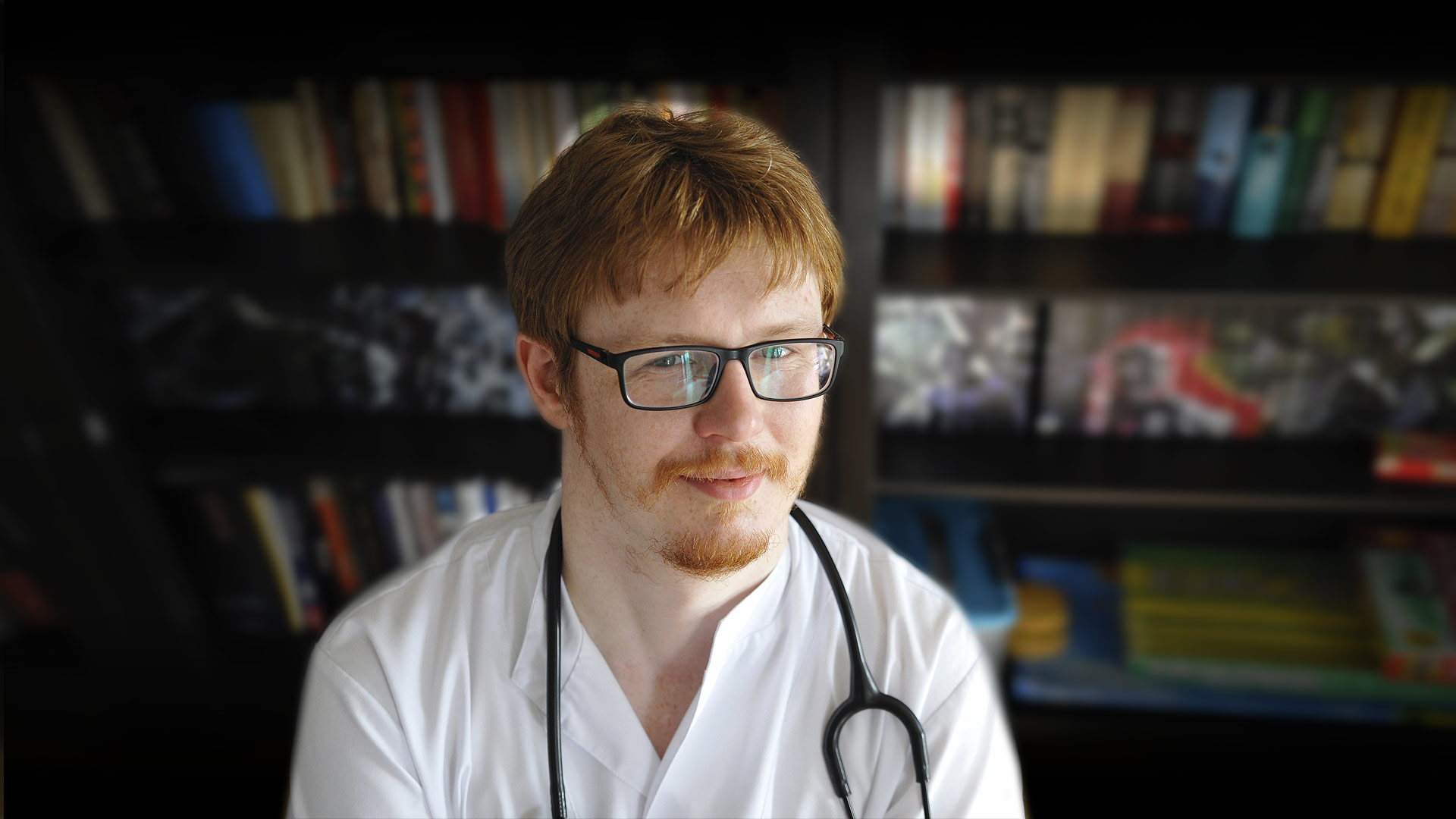 [Zdjęcie: dr n. med. Michał Kucio, kardiolog, w gabinecie]
